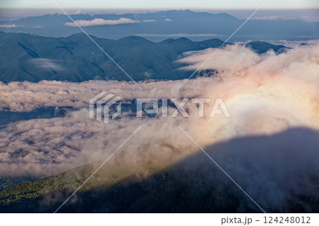 八ヶ岳連峰・三ツ頭から見るブロッケン現象と中央アルプスの山並み 八ヶ岳連峰・三ツ頭から見るブロッケン現象と中央アルプスの山並み 124248012