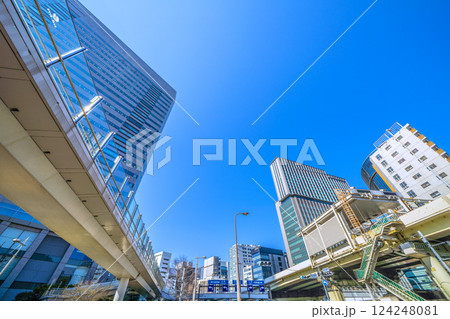 日本の東京都市景観　蓬莱橋南の交差点などを望む。右に三井ガーデンホテルが見える 124248081