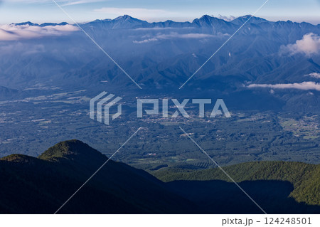 八ヶ岳連峰・権現岳への登りから見る南アルプスの山並み 124248501