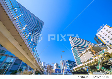 日本の東京都市景観　蓬莱橋南の交差点などを望む。右に三井ガーデンホテルが見える 124248550