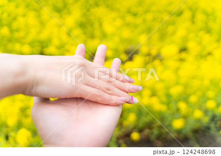 菜の花畑で手をつなぐ二人⑤ 124248698