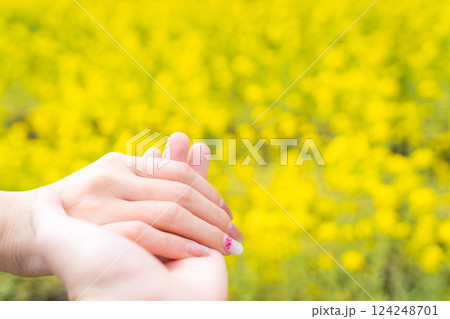 菜の花畑で手をつなぐ二人② 菜の花畑で手をつなぐ二人② 124248701