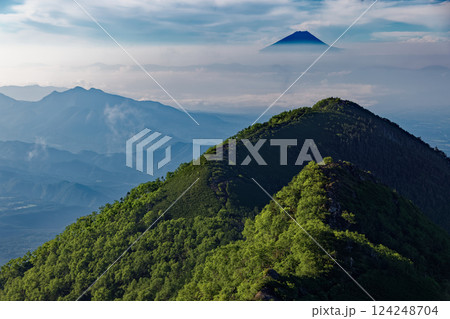 八ヶ岳連峰・権現岳への登りから見る三ツ頭と富士山 八ヶ岳連峰・権現岳への登りから見る三ツ頭と富士山 124248704