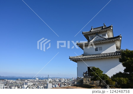 日本の四国、讃岐国、香川県丸亀市にある日本の城 丸亀城、別名、亀山城、蓬莱城と瀬戸大橋 日本の四国、讃岐国、香川県丸亀市にある日本の城 丸亀城、別名、亀山城、蓬莱城と瀬戸大橋 124248758