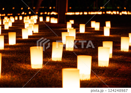 芝生に並ぶ無数のキャンドル 芝生に並ぶ無数のキャンドル 124248987