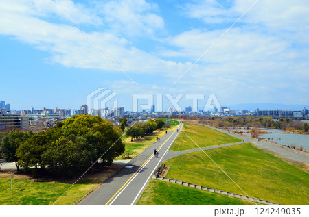 大阪　菅原城北大橋から望む城北公園付近の淀川と河川敷の風景 124249035