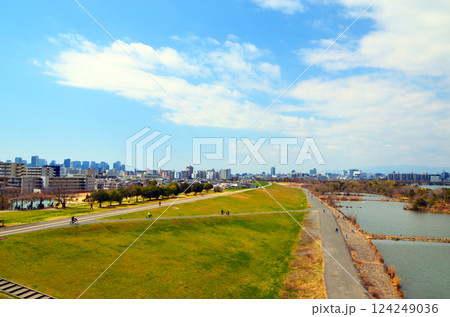 大阪 菅原城北大橋から望む城北公園付近の淀川と河川敷の風景 大阪 菅原城北大橋から望む城北公園付近の淀川と河川敷の風景 124249036