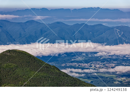 八ヶ岳連峰・権現岳から見る編笠山と中央アルプス 八ヶ岳連峰・権現岳から見る編笠山と中央アルプス 124249138