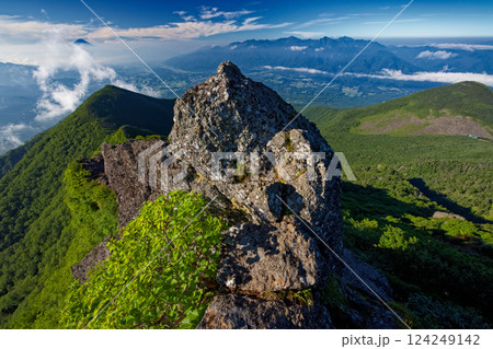 八ヶ岳連峰・権現岳山頂富士山・南アルプスの眺め 124249142
