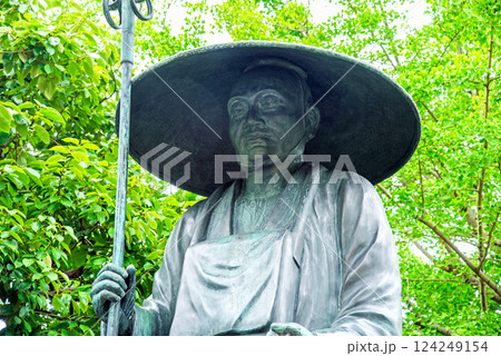 新緑の中に立つ修行大師 新緑の中に立つ修行大師 124249154