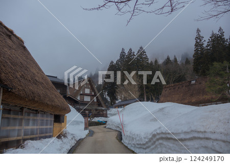 富山県五箇山の合掌造り集落の厳しい冬の風景 124249170
