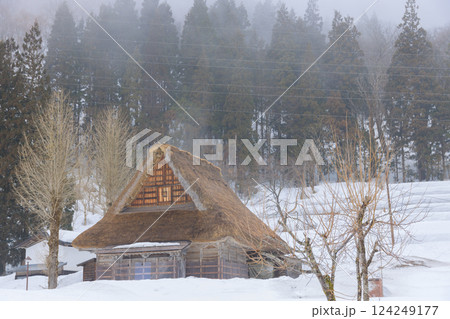 富山県五箇山の合掌造り集落の厳しい冬の風景 124249177