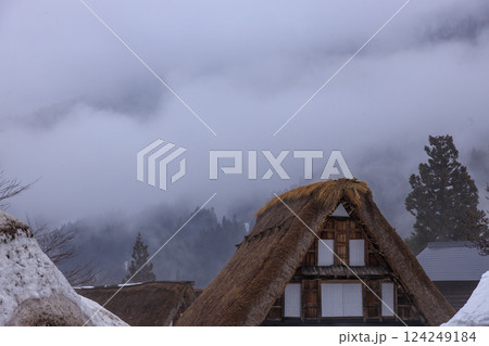 富山県五箇山の合掌造り集落の厳しい冬の風景 124249184