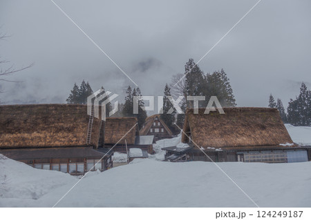 富山県五箇山の合掌造り集落の厳しい冬の風景 124249187