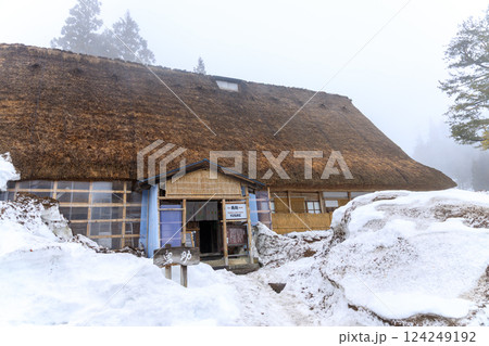 富山県五箇山の合掌造り集落の厳しい冬の風景 124249192