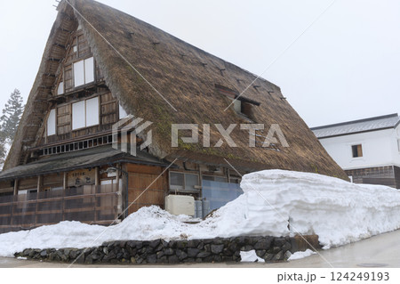 富山県五箇山の合掌造り集落の厳しい冬の風景 124249193