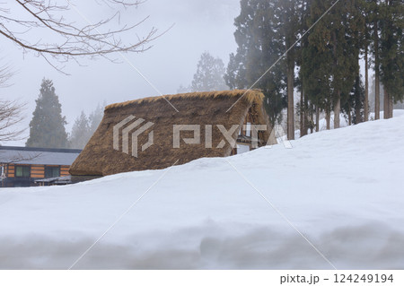 富山県五箇山の合掌造り集落の厳しい冬の風景 124249194