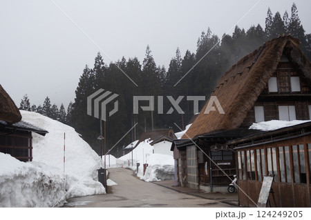 富山県五箇山の合掌造り集落の厳しい冬の風景 124249205