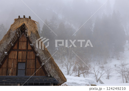 富山県五箇山の合掌造り集落の厳しい冬の風景 124249210