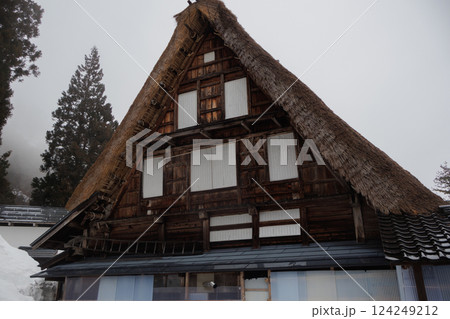 富山県五箇山の合掌造り集落の厳しい冬の風景 124249212