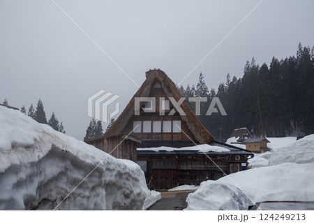 富山県五箇山の合掌造り集落の厳しい冬の風景 富山県五箇山の合掌造り集落の厳しい冬の風景 124249213