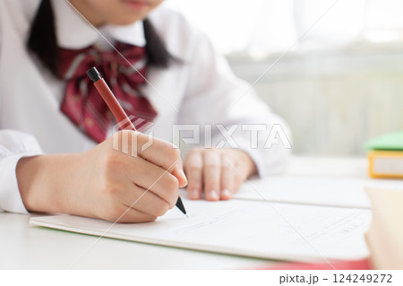 ノートを使って勉強する女子中学生 ノートを使って勉強する女子中学生 124249272