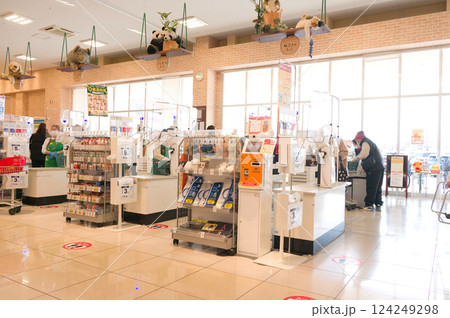 3月・休日に近所のスーパーでお買い物 3月・休日に近所のスーパーでお買い物 124249298