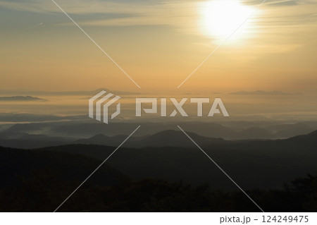秋のいわかがみ平から望む雲海と朝日 124249475