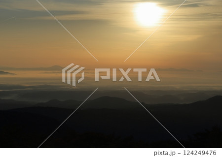 秋のいわかがみ平から望む雲海と朝日 124249476