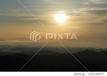 秋のいわかがみ平から望む雲海と朝日 124249477