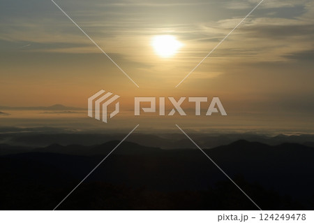 秋のいわかがみ平から望む雲海と朝日 124249478