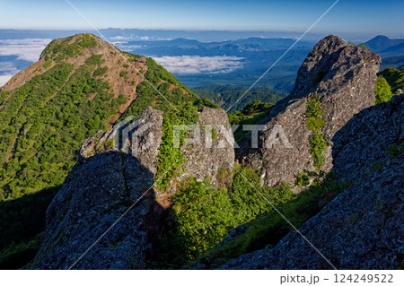 八ヶ岳連峰・権現岳山頂の岩峰とギボウシのピーク・北アルプスの山並み 124249522