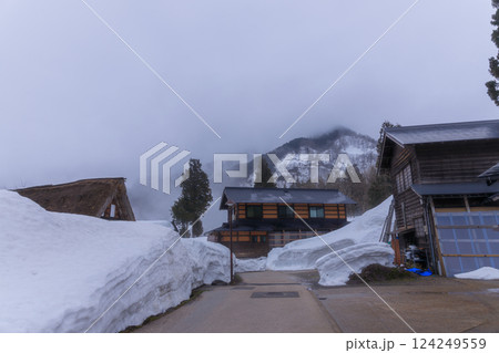 富山県五箇山の合掌造り集落の厳しい冬の風景 124249559