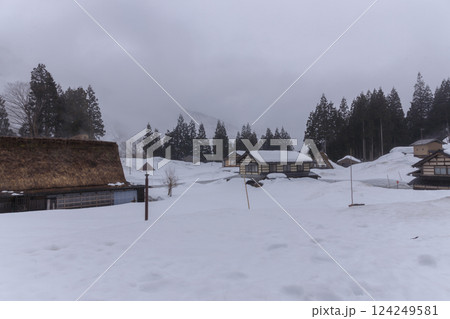 富山県五箇山の合掌造り集落の厳しい冬の風景 124249581