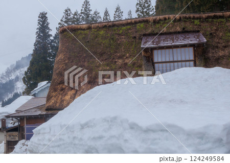 富山県五箇山の合掌造り集落の厳しい冬の風景 124249584