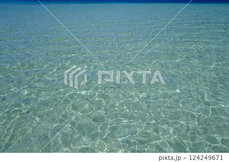 石垣島ビーチの水面の波模様 石垣島ビーチの水面の波模様 124249671