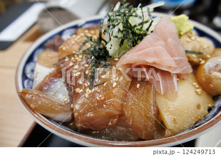 漁港の市場で食べる市場飯 漁港の市場で食べる市場飯 124249713