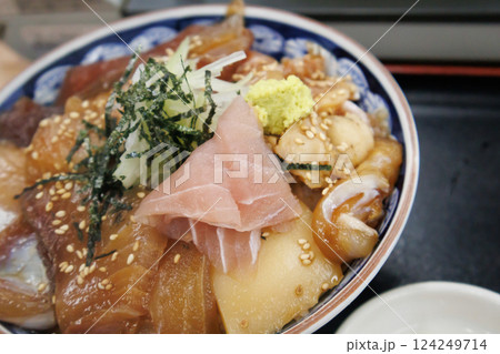 漁港の市場で食べる市場飯 漁港の市場で食べる市場飯 124249714