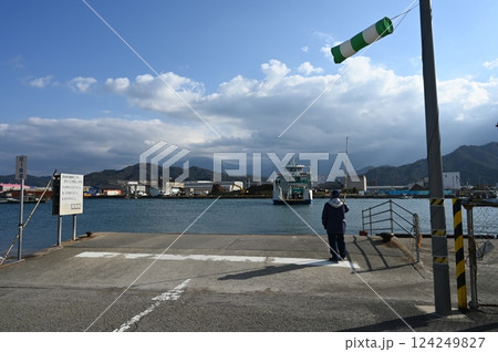 日本の四国、瀬戸内海、愛媛県今治市、大島のフェリー乗り場。村上水軍、村上海賊の能島村上家 日本の四国、瀬戸内海、愛媛県今治市、大島のフェリー乗り場。村上水軍、村上海賊の能島村上家 124249827