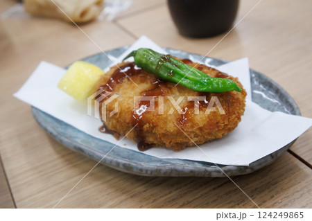 食堂で食べる美味しいコロッケ 124249865