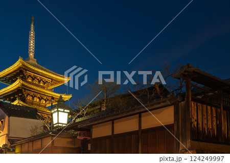 風情ある夜間の京都市東山区の高台寺付近の路地風景を撮影 124249997