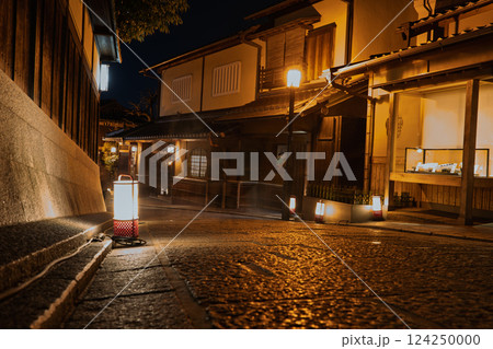 風情ある夜間の京都市東山区の高台寺付近の路地風景を撮影 124250000