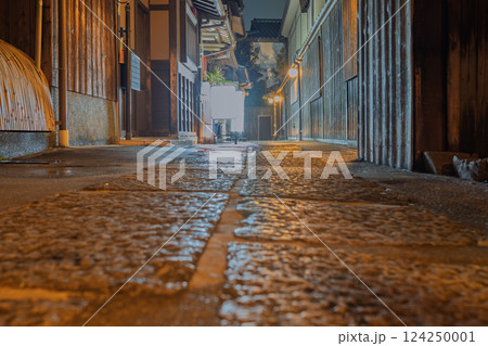 風情ある夜間の京都市東山区の高台寺付近の路地風景を撮影 124250001