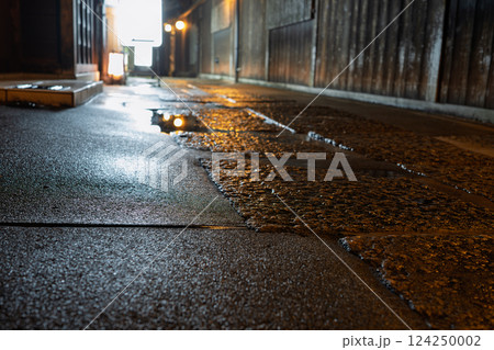 風情ある夜間の京都市東山区の高台寺付近の路地風景を撮影 風情ある夜間の京都市東山区の高台寺付近の路地風景を撮影 124250002