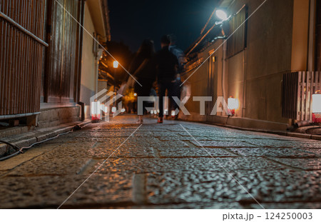 風情ある夜間の京都市東山区の高台寺付近の路地風景を撮影 124250003