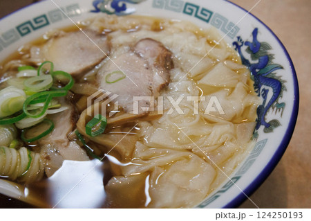 人気店の美味しいワンタンメン 124250193