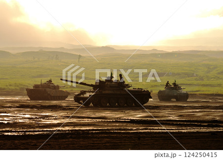夕日と戦車のシルエット 夕日と戦車のシルエット 124250415