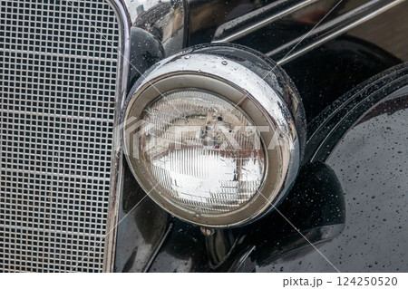古い自動車のヘッドライト Headlight of the old car 古い自動車のヘッドライト Headlight of the old car 124250520