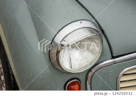 古い自動車のヘッドライト Headlight of the old car 古い自動車のヘッドライト Headlight of the old car 124250532