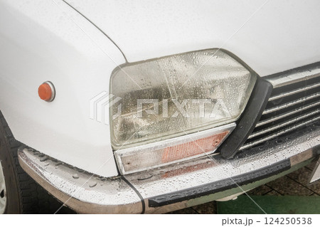 古い自動車のヘッドライト Headlight of the old car 古い自動車のヘッドライト Headlight of the old car 124250538